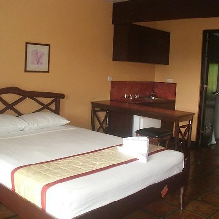 Graceland Estates And Country Club Otel Lucena Dış mekan fotoğraf
